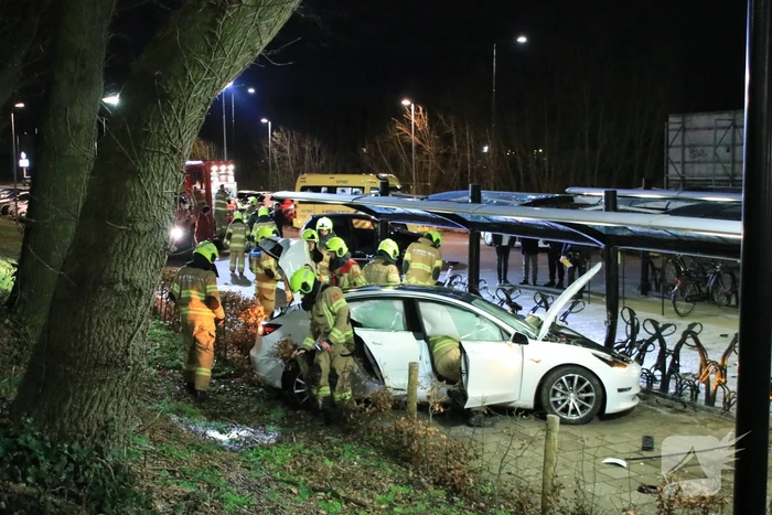 Peperdure Tesla crasht in fietsenstalling