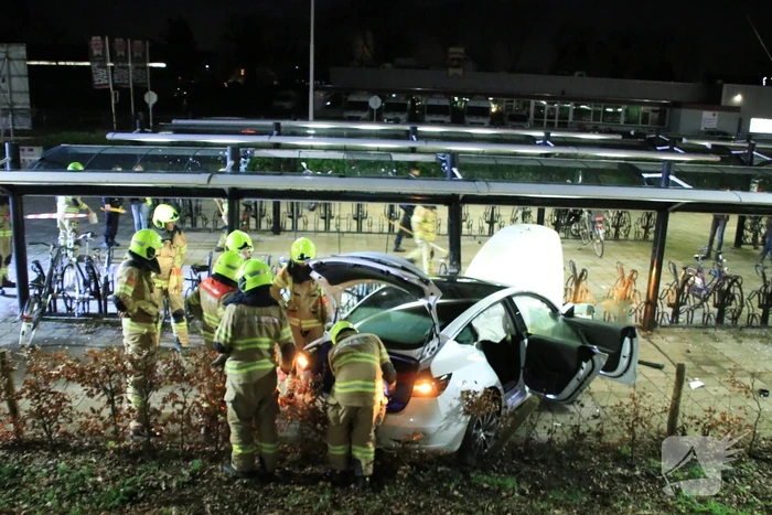 Peperdure Tesla crasht in fietsenstalling