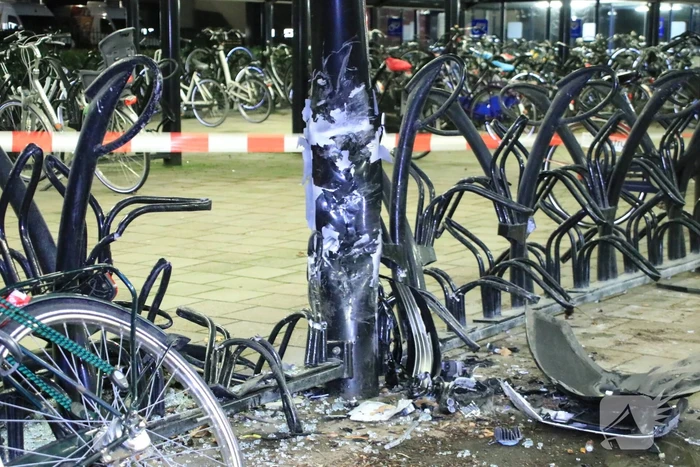 Peperdure Tesla crasht in fietsenstalling