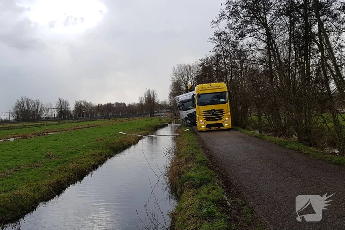 Vrachtwagen weggezakt in berm