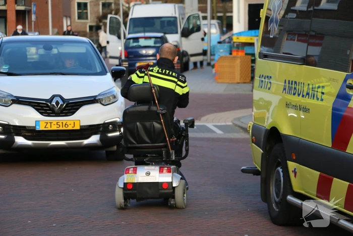 Persoon in scootmobiel ten val