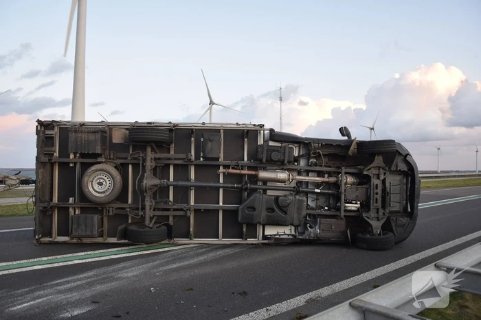 Lege vrachtwagen gekanteld door harde wind op Philipsdam