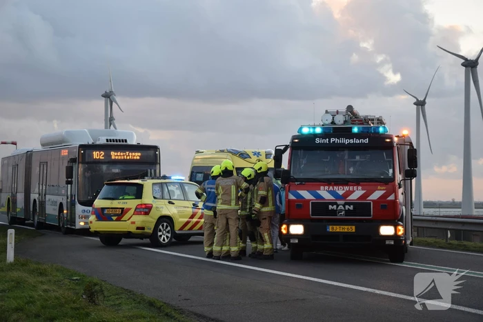 Lege vrachtwagen gekanteld door harde wind op Philipsdam
