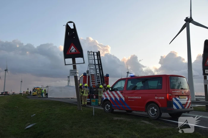 Lege vrachtwagen gekanteld door harde wind op Philipsdam