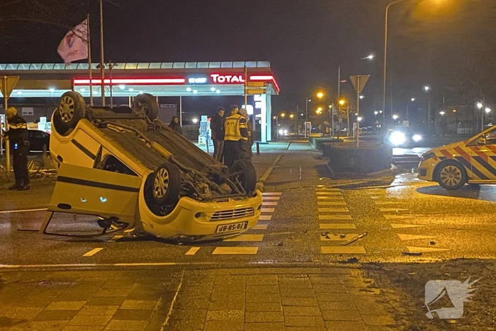 Auto over de kop bij ongeval