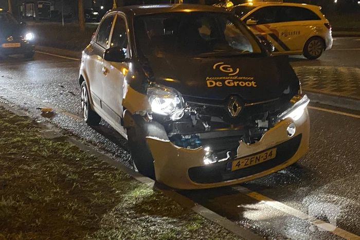 Auto over de kop bij ongeval