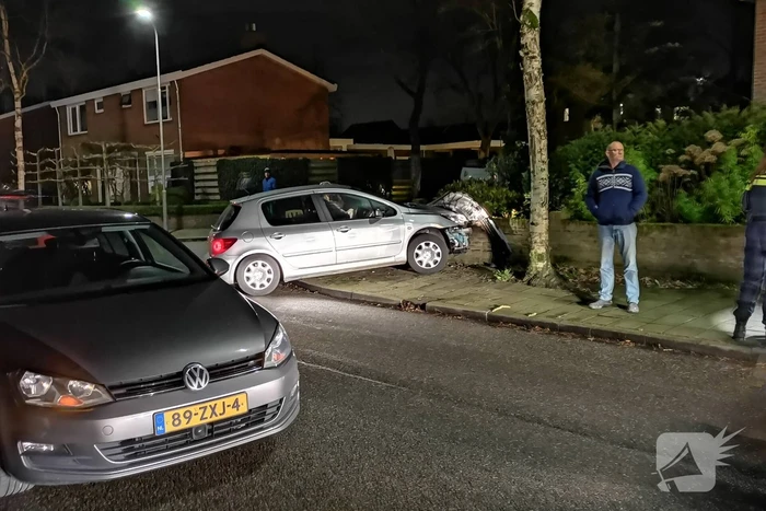Automobilist eindigt tegen tuinmuur