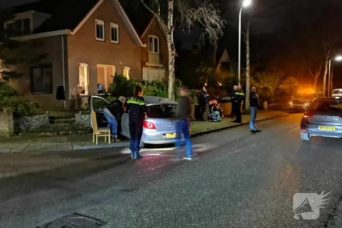 Automobilist eindigt tegen tuinmuur