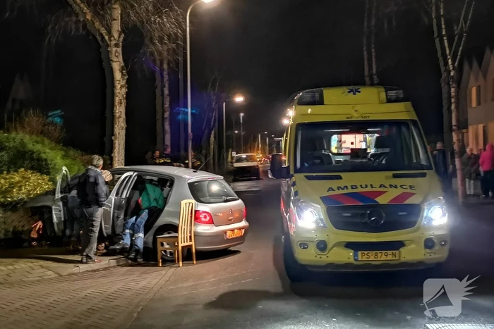 Automobilist eindigt tegen tuinmuur