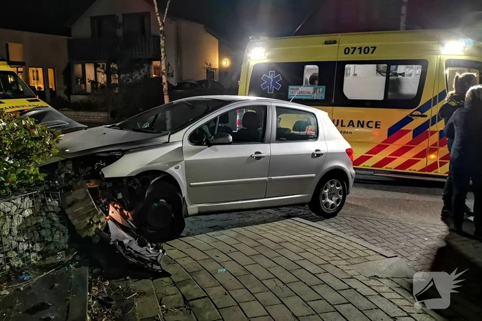 Automobilist eindigt tegen tuinmuur