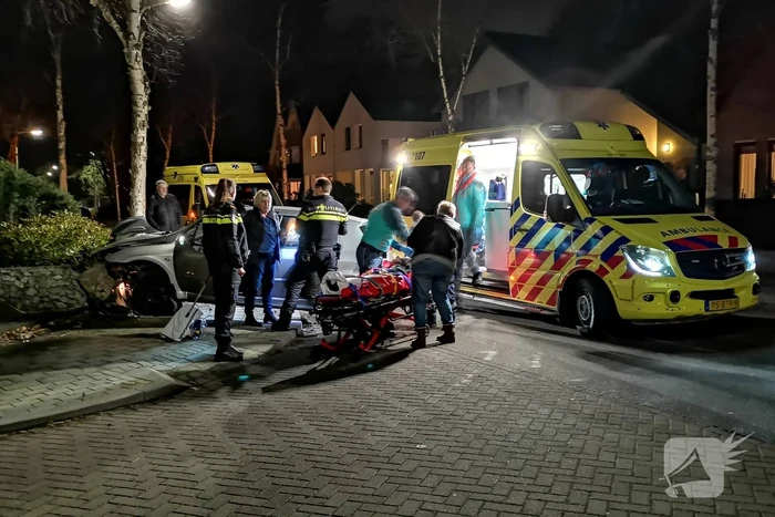Automobilist eindigt tegen tuinmuur