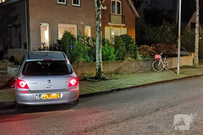 Automobilist eindigt tegen tuinmuur