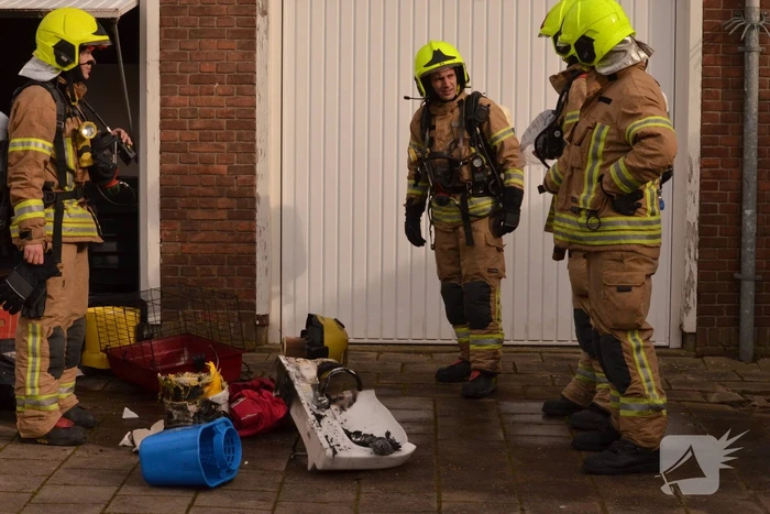 Rook uit garage leidt naar brandende spullen