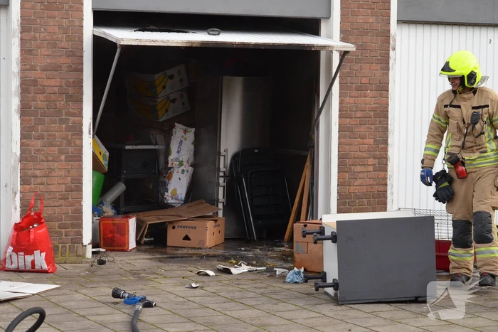 Rook uit garage leidt naar brandende spullen