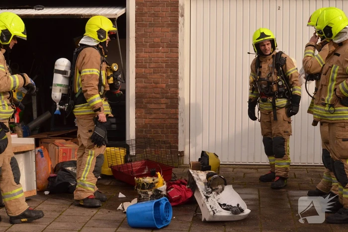 Rook uit garage leidt naar brandende spullen