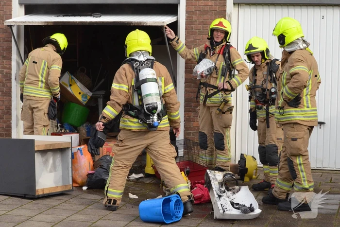 Rook uit garage leidt naar brandende spullen