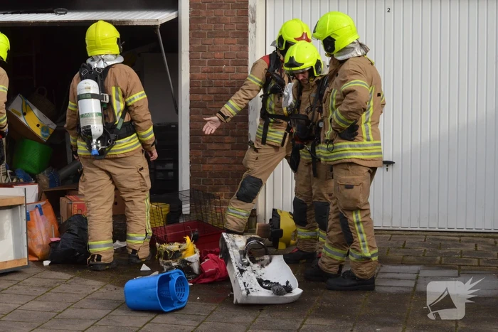 Rook uit garage leidt naar brandende spullen