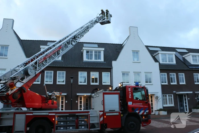Dakpannen door harde wind los bij meerdere woningen