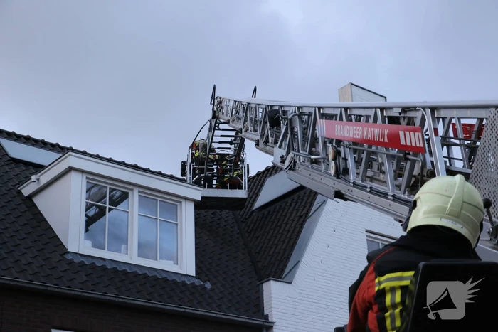 Dakpannen door harde wind los bij meerdere woningen