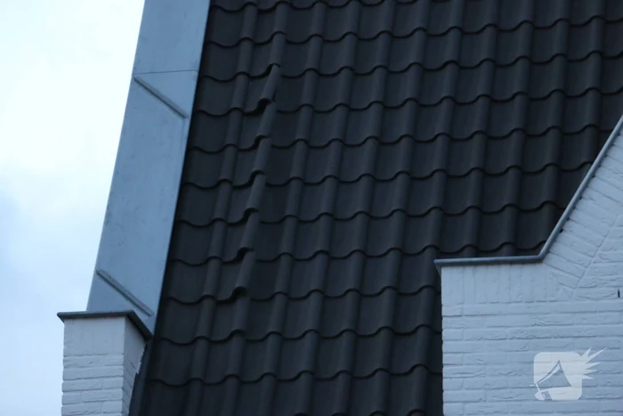 Dakpannen door harde wind los bij meerdere woningen