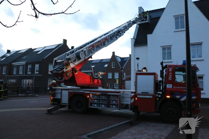 Dakpannen door harde wind los bij meerdere woningen