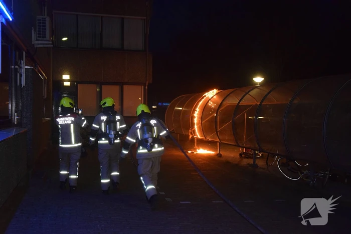 Brand in fietsenhok, politie onderzoekt brandstichting