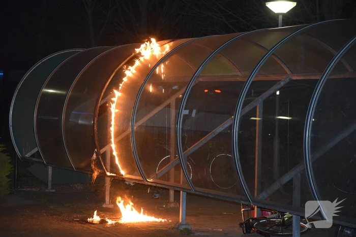 Brand in fietsenhok, politie onderzoekt brandstichting