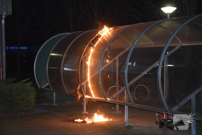 Brand in fietsenhok, politie onderzoekt brandstichting