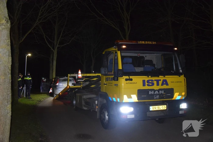 Auto botst tegen boom