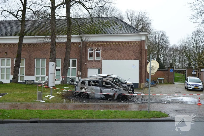 Drie auto's van stadstoezicht in vlammen