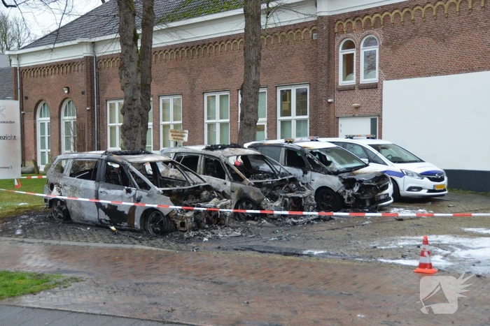 Drie auto's van stadstoezicht in vlammen