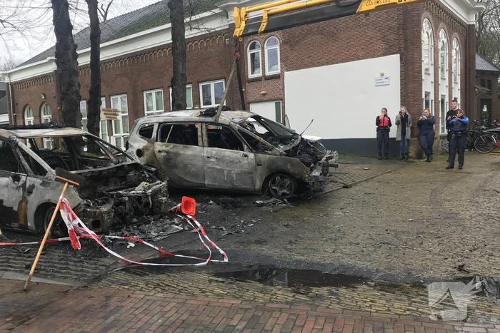Drie auto's van stadstoezicht in vlammen