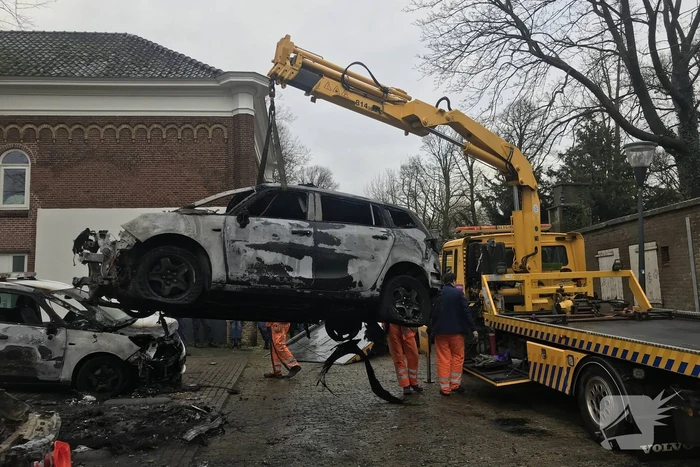 Drie auto's van stadstoezicht in vlammen