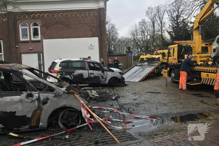 Drie auto's van stadstoezicht in vlammen