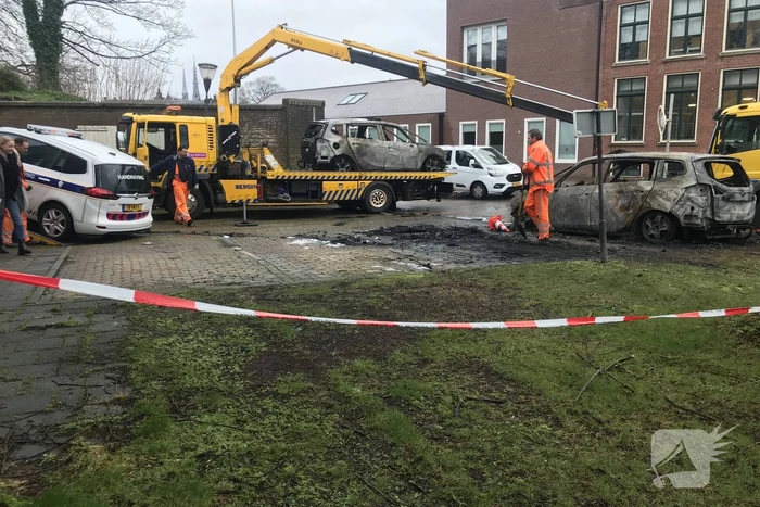 Drie auto's van stadstoezicht in vlammen