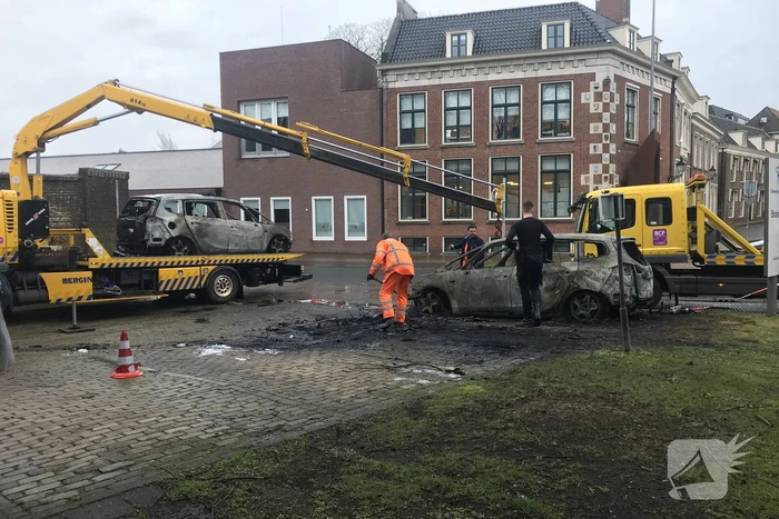 Drie auto's van stadstoezicht in vlammen