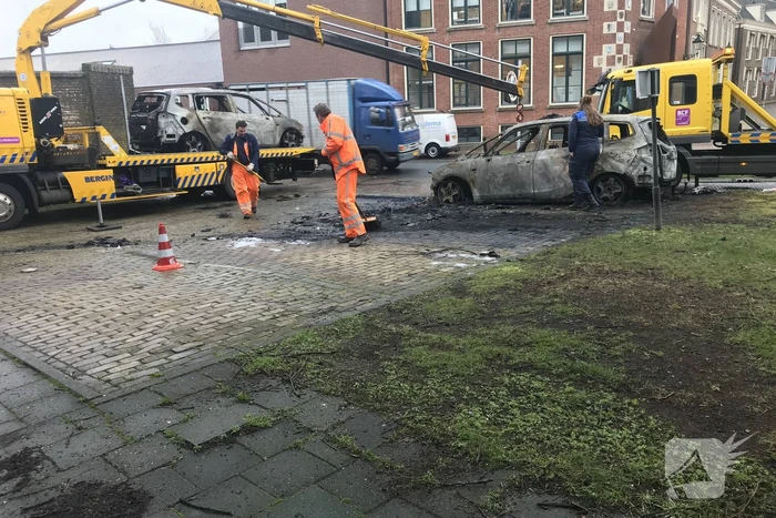 Drie auto's van stadstoezicht in vlammen