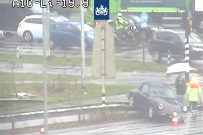 Meerdere Porsche sportwagens crashen op snelweg