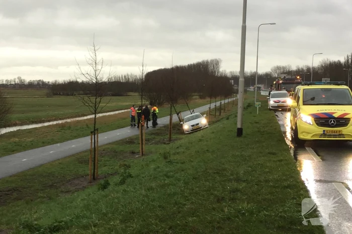 Auto vliegt van weg belandt onderaan talud