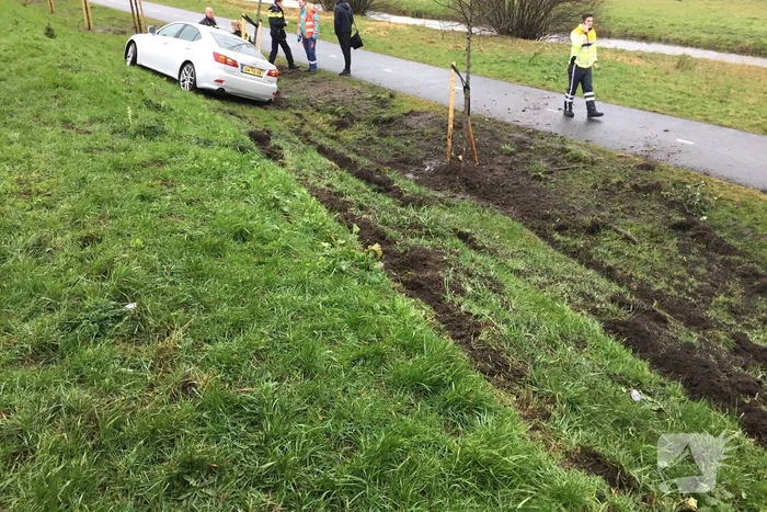 Auto vliegt van weg belandt onderaan talud