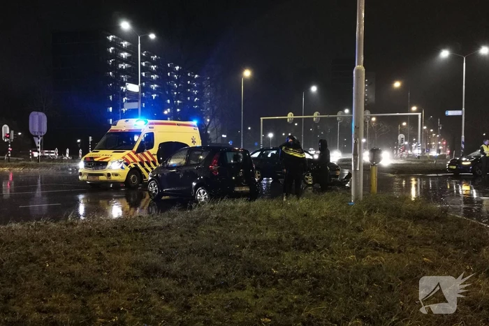 Twee personenauto's botsen op kruising