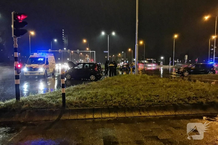 Twee personenauto's botsen op kruising