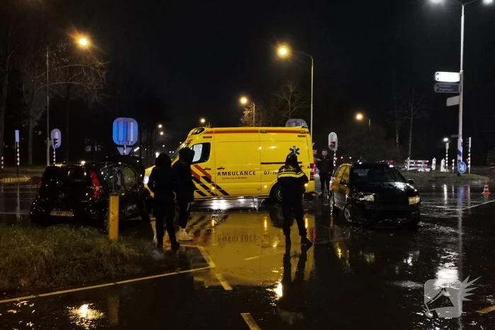 Twee personenauto's botsen op kruising
