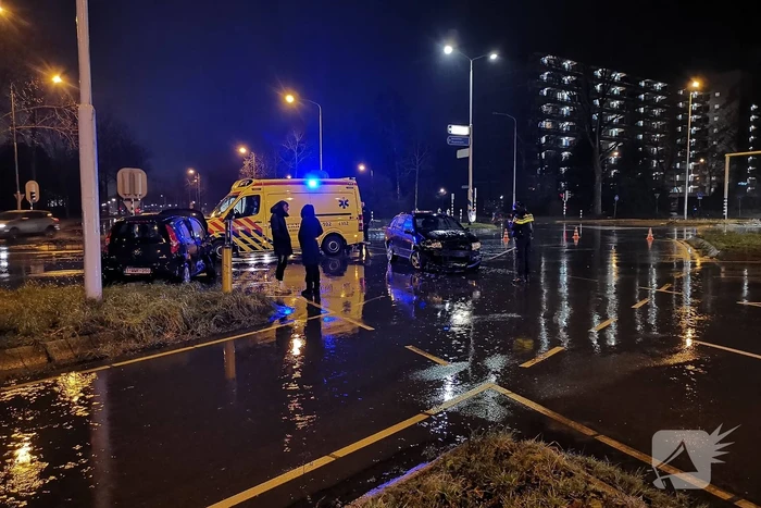 Twee personenauto's botsen op kruising