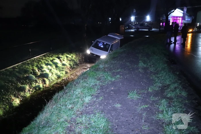 Bestelbus raakt van de weg en belandt in sloot