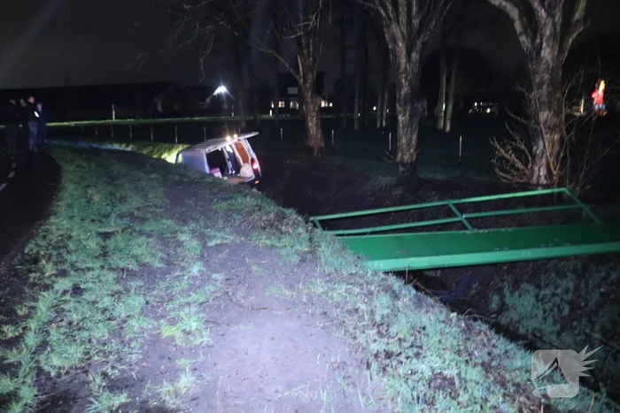 Bestelbus raakt van de weg en belandt in sloot