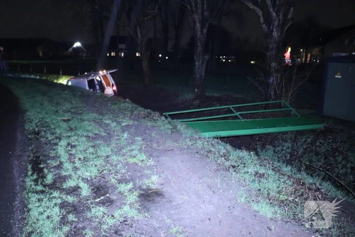 Bestelbus raakt van de weg en belandt in sloot