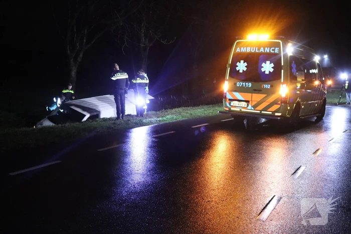 Bestelbus raakt van de weg en belandt in sloot