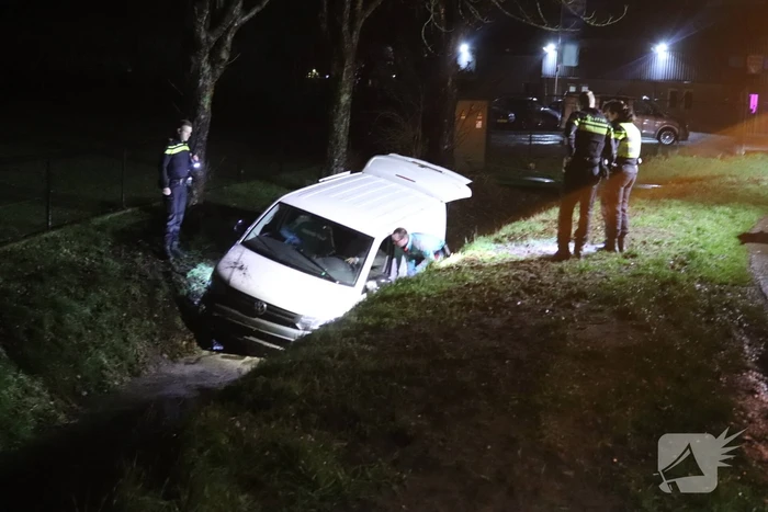 Bestelbus raakt van de weg en belandt in sloot