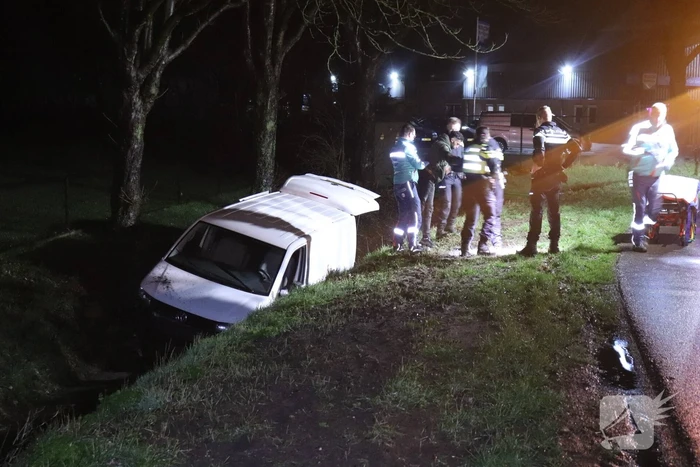 Bestelbus raakt van de weg en belandt in sloot